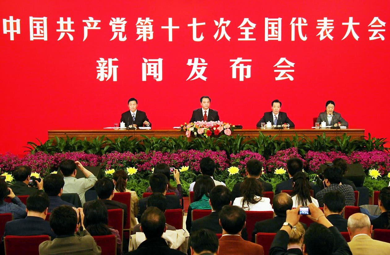 李东生对前来采访报道这次大会的中外记者