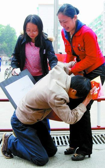 女大学生朱红为拯救患病男友向街头求助