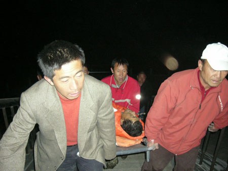 男子不慎坠江 众人联手相救