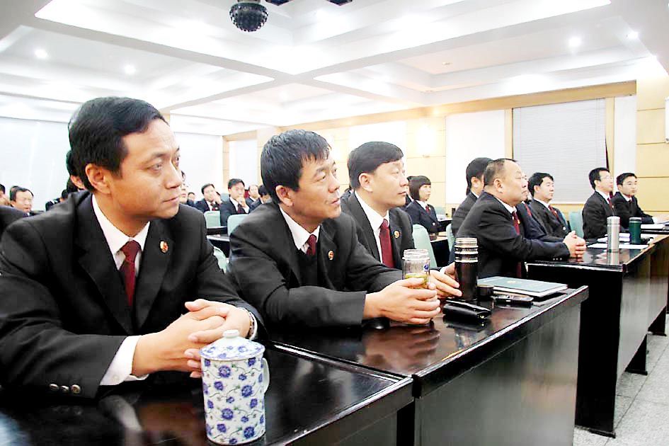 检察干警收看十七大开幕会电视直播