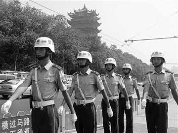 图文:武警总队加强纠察