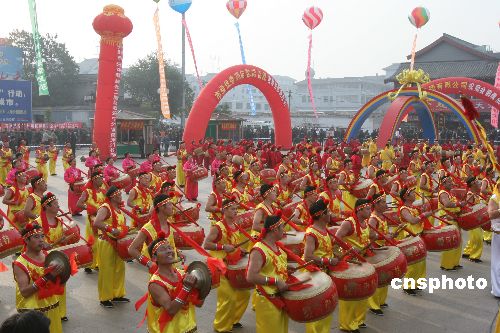 图:河南开封千人盘鼓闹金秋