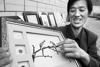 五谷杂粮作画能卖上千元 鹤壁小伙郑州加工豆