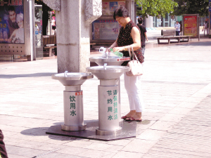 街头免费饮水点甘洌清水沁人心
