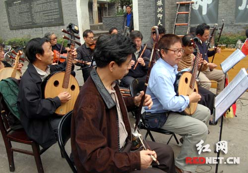 长沙文庙坪社区:唱支老歌献礼十七大(图)