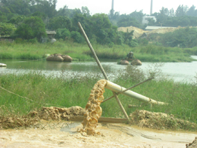 学府路:大晴天突发泥沙流