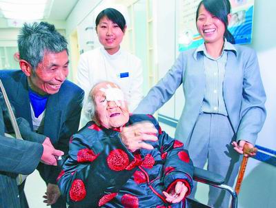 重阳节,110岁老人左眼重见光明 跨越三个世纪