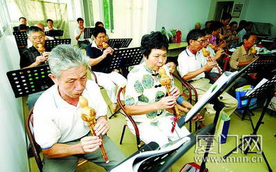 老来自学吹葫芦丝教会一群老学生中气都很足
