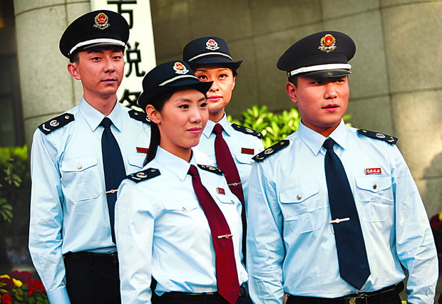 新式样税务制服亮相京城(图)