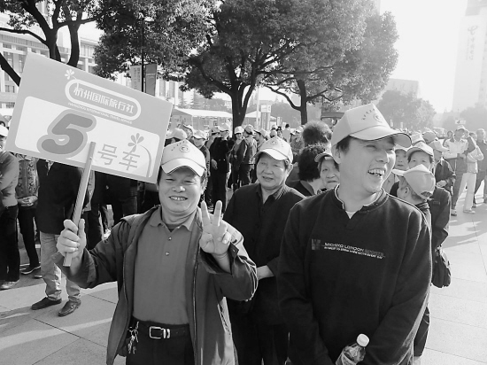 重阳节千位老人快乐出游