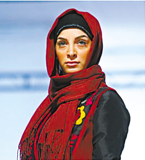 模特们在展示传统伊朗服装