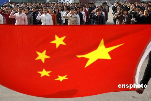 图:江苏淮安新录用公务员向国旗国徽宣誓