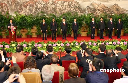 特写:中共十七届中央政治局常委亮相 致意中国