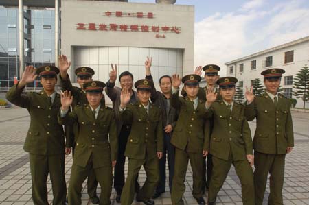 陇原火箭兵在西昌向家乡父老问好