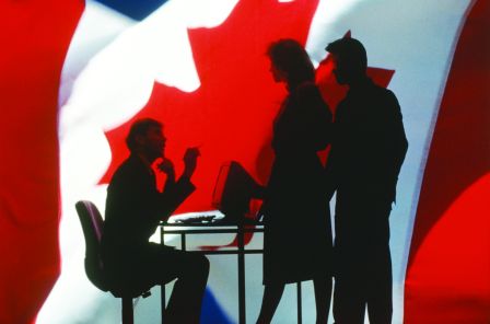 加国首批枫叶卡过期 影子移民将失身份