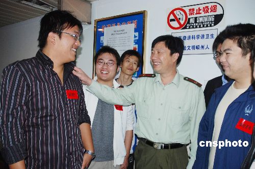 图:浙江嵊州大学生兴起参军热