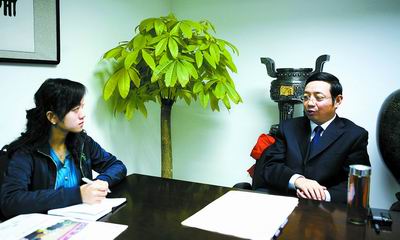 王天宇:本土银行彰显本土责任 郑州市商业银行行长表示，虽然发放创业贷款没有利润，但仍会加大支持力度_新闻中心_新浪网