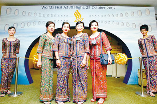 新加坡航空公司的空姐站在登机入口欢迎第