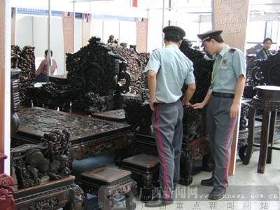 这些家具采用越南大红酸枝木