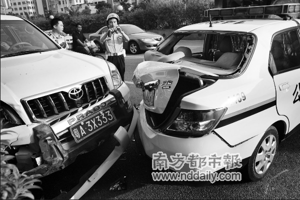 霸道越野车失控吻警车