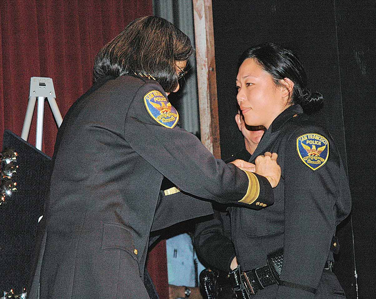 旧金山警队再添新力军 其中八名亚裔包括一警花
