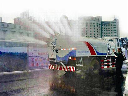 图文:喷雾降尘车武昌露脸