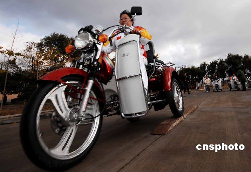 全国首届残疾人机动轮椅车技巧赛在大连开赛