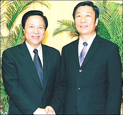 综合 正文   宣布中央关于江苏省委书记调整的决定 李建华宣布中共