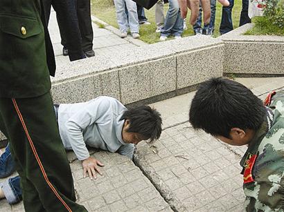 图文:下水道里掏钱包井盖卡住妇女手臂_新闻中