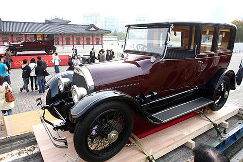 朝鲜王朝末代皇帝使用的汽车吸引大批民众