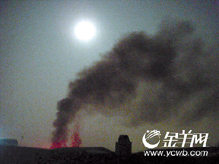 废品回收工厂夜夜焚烧塑料 村民被逼搬迁一空