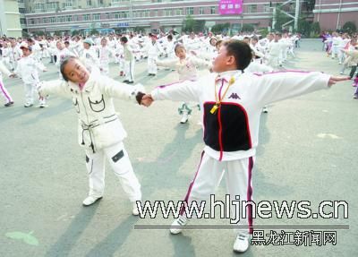 健康团结快乐为宗旨 校园集体舞与早恋无关