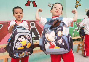 广州小学生书包太重了