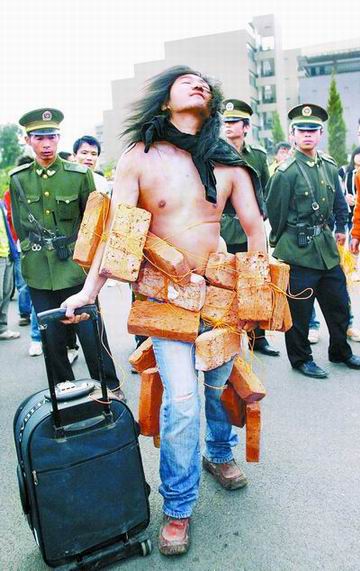 背砖体力活?艺术活? 一大学毕业生身背数十块