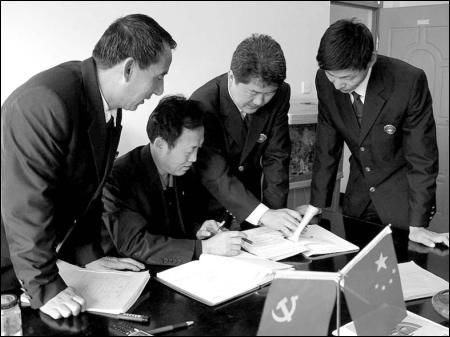 办案人员发现,张秀林的妻子在开原使用建设银