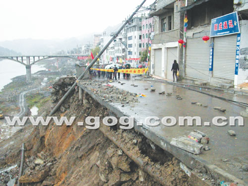 【图文】沿河在建防洪堤塌方