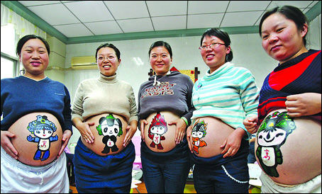 女大学生在5位孕妇肚子上画上 福娃 (图)