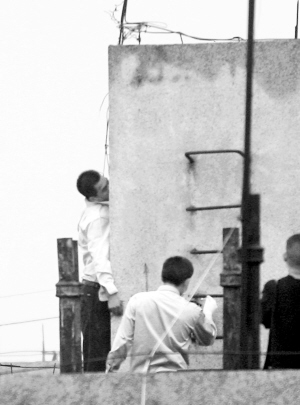 居民楼顶发现男尸