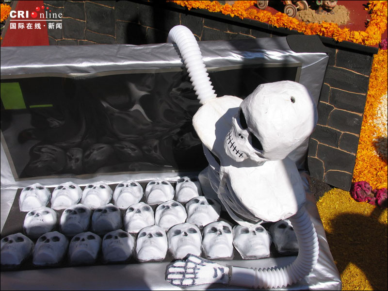 墨西哥亡灵节: 死神 和 骷髅 满街跑(图)