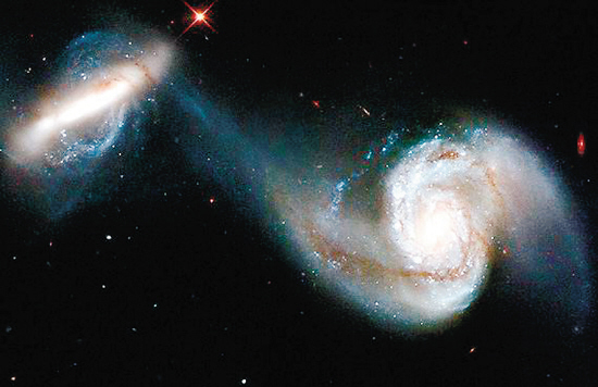 哈勃望远镜拍下太空华尔兹