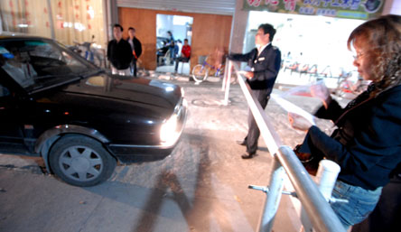 新物业拦车收停车费 引发长福花园门口堵塞