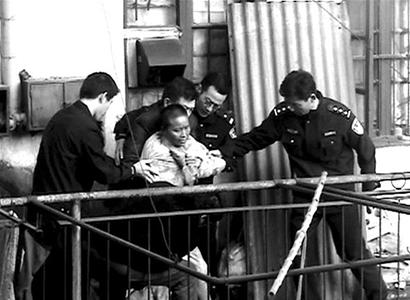 图文:妻子一丝不挂 点火烧房