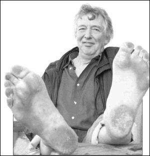 英国赤脚大仙 18年光脚走路(图)