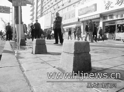 ���������������·��ʯͷ׮���˽��µ���