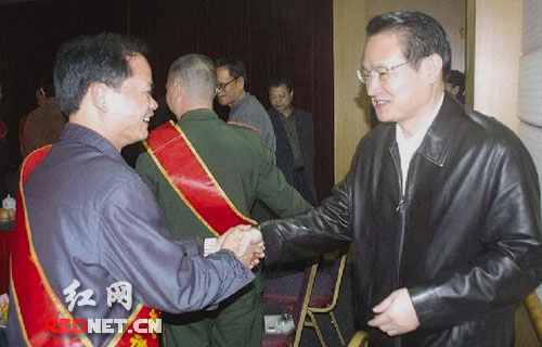 首届道德模范感动岳阳 岳阳各界掀学习热潮(图