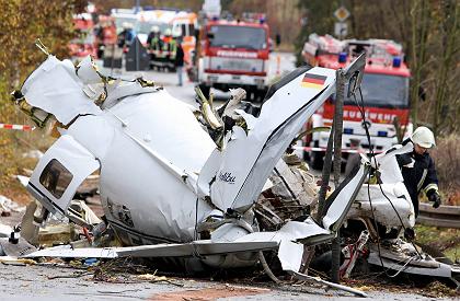 保险装置脱落 捷克小型飞机从250米空中坠下