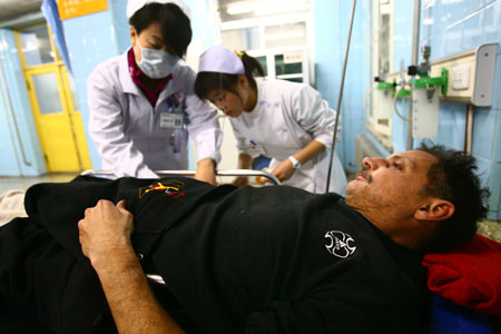 语言不通 老外就诊受阻政府翻译来救急