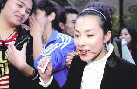 刘璇体验美食节 大赞成都小吃世界第一