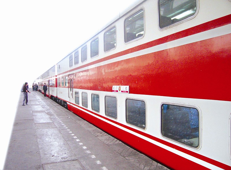 火车站工作人员介绍,双层列车的票价和普通列车