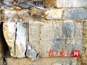 发现古墓的地方是一处施工工地,记者在现场看到,两座墓的青砖